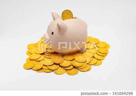 一個被金幣環繞的存錢罐，象徵資產管理和財富。 141084299