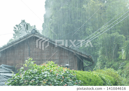 暴雨傾盆而下,拍打著鄉下的一座老農舍。 暴雨傾盆而下,拍打著鄉下的一座老農舍。 141084616
