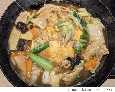 Delicious Chinese-style rice bowl with thick sauce 141084634