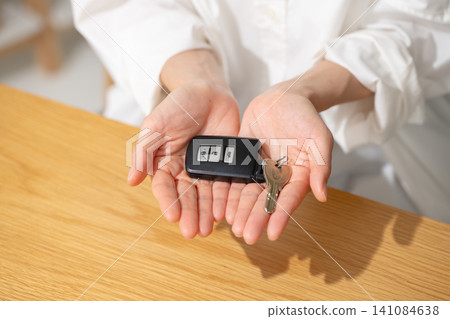 拿著車鑰匙的女子 141084638