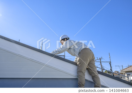 現場主管檢查已完工的單坡屋頂。 現場主管檢查已完工的單坡屋頂。 141084663