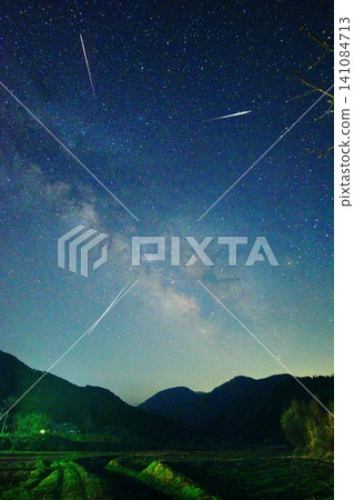 流星雨與銀河(合成圖) 流星雨與銀河(合成圖) 141084713