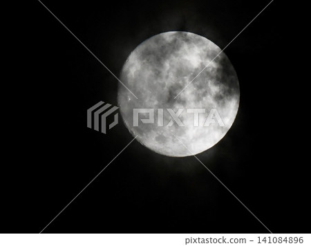 月亮漂浮在月夜的夜空中 141084896