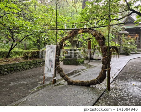 雨中的美保神社主神社(美保之松原)和夏季淨化儀式所使用的草環。 雨中的美保神社主神社(美保之松原)和夏季淨化儀式所使用的草環。 141084940