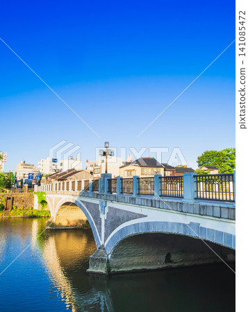 Springtime in Kanazawa: Asano River and Asano River Bridge, morning view Springtime in Kanazawa: Asano River and Asano River Bridge, morning view 141085472