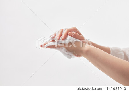 一位二十多歲女性的手上沾滿了細小的氣泡。 141085940