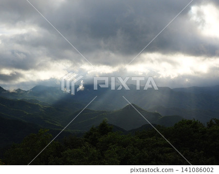 光線穿透雲層和山脈 光線穿透雲層和山脈 141086002