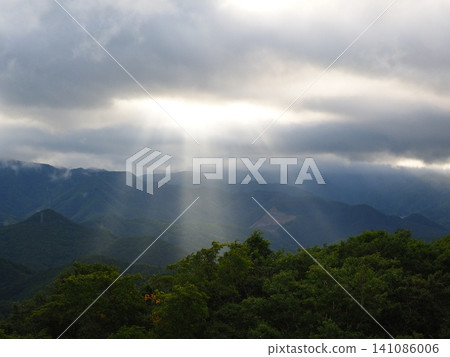 一道光幕從雲層間傾瀉而下。 一道光幕從雲層間傾瀉而下。 141086006