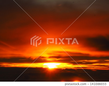 夕陽西下,天空和雲彩被染成了絢麗的紅色。 夕陽西下,天空和雲彩被染成了絢麗的紅色。 141086033