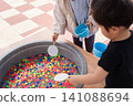孩子們在玩撿超級球的遊戲 141088694