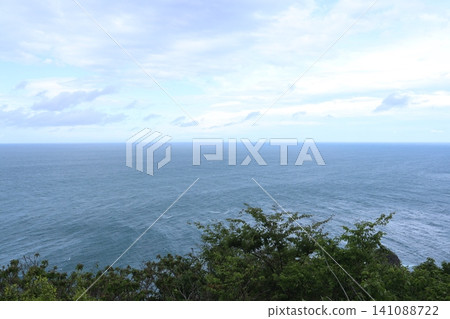 從京都岬可以欣賞日本海和地平線的壯麗景色,以及鬱鬱蔥蔥的綠色植物和天空。 從京都岬可以欣賞日本海和地平線的壯麗景色,以及鬱鬱蔥蔥的綠色植物和天空。 141088722