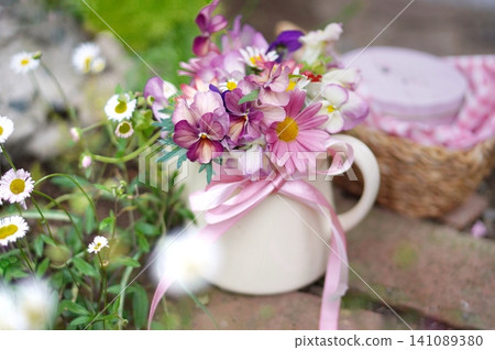 An arrangement of pink marguerites and pansies 141089380