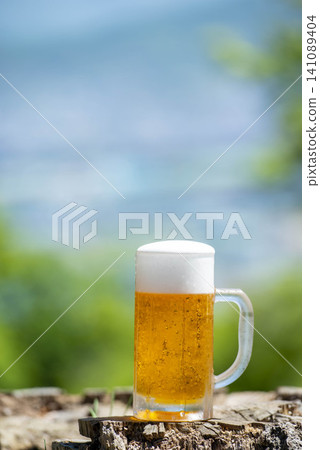 一杯冰鎮的Beer Joy啤酒,清爽宜人,與藍天碧水和鬱鬱蔥蔥相得益彰。 一杯冰鎮的Beer Joy啤酒,清爽宜人,與藍天碧水和鬱鬱蔥蔥相得益彰。 141089404