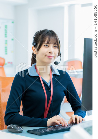 圖片為女性呼叫中心接線員 圖片為女性呼叫中心接線員 141089550