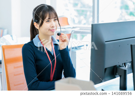 圖片為女性呼叫中心接線員 圖片為女性呼叫中心接線員 141089556