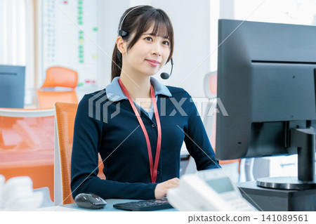 圖片為女性呼叫中心接線員 圖片為女性呼叫中心接線員 141089561
