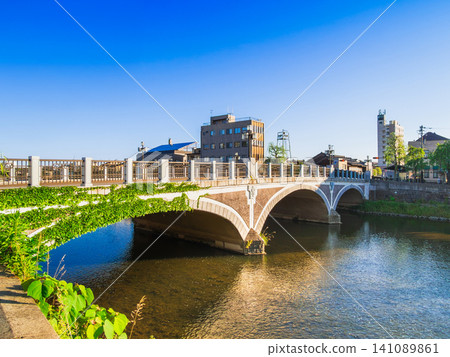 Springtime in Kanazawa: Asano River and Asano River Bridge, morning view Springtime in Kanazawa: Asano River and Asano River Bridge, morning view 141089861