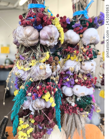 Decorative bunches of garlic with dried flowers 141089863