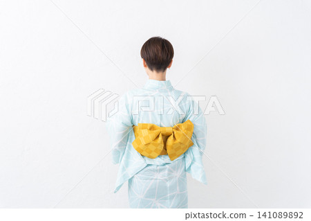 穿yukata的後面觀點的婦女 穿yukata的後面觀點的婦女 141089892