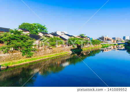 金澤的春天:和江町茶屋地區和淺野川,清晨景色 金澤的春天:和江町茶屋地區和淺野川,清晨景色 141089952