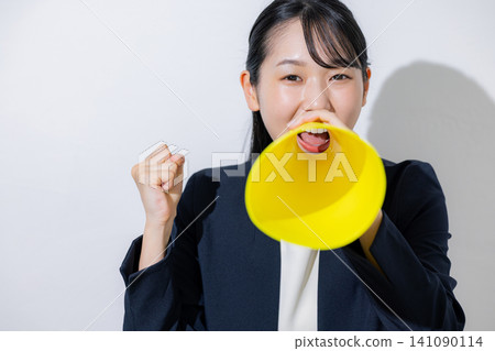一個女人拿著擴音器和歡呼 141090114
