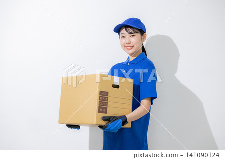 微笑的女司機提著行李 141090124