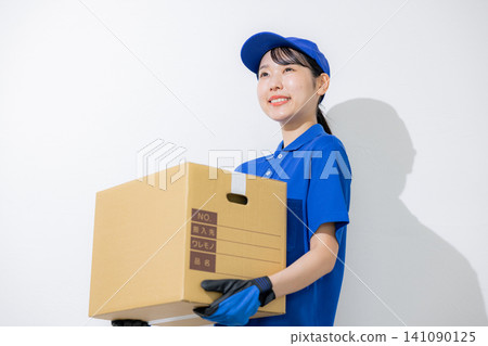 微笑的女司機提著行李 141090125