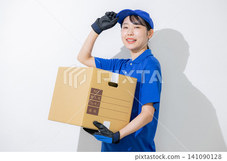 微笑的女司機提著行李 141090128