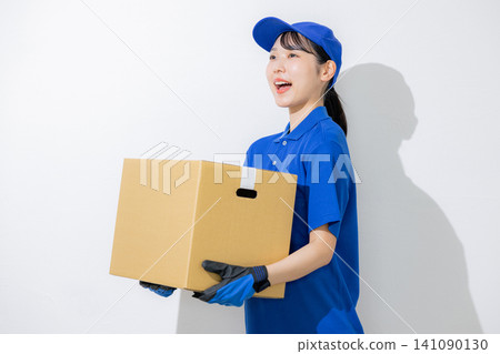 微笑的女司機提著行李 141090130