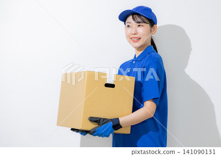 微笑的女司機提著行李 141090131