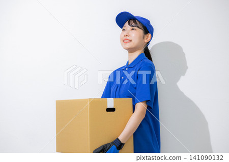 微笑的女司機提著行李 141090132