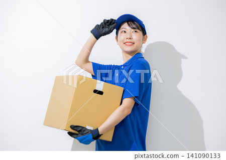 Smiling female driver carrying luggage Smiling female driver carrying luggage 141090133