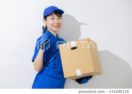 微笑的女司機提著行李 141090138
