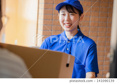 快遞女司機送包裹 141090139