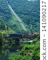 A freight train pulled by locomotive EF64-1049 crosses a railway bridge with a massive hydroelectric power plant in the background. (Photographed on June 19, 2026) A freight train pulled by locomotive EF64-1049 crosses a railway bridge with a massive hydroelectric power plant in the background. (Photographed on June 19, 2026) 141090217