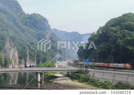 273系列特快列車「八雲」號疾馳在白眉線上,壯麗的魚倉峽景色盡收眼底。 (攝於2026年6月19日) 273系列特快列車「八雲」號疾馳在白眉線上,壯麗的魚倉峽景色盡收眼底。 (攝於2026年6月19日) 141090219