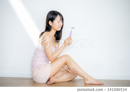 A woman who takes care of her feet is troubled. A woman who takes care of her feet is troubled. 141090534