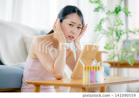 一名年輕女子患有皮膚問題 141090559
