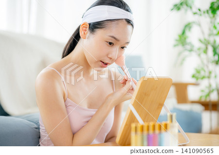 正在化妝的女人 141090565