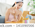  正在化妝的女人 141090566