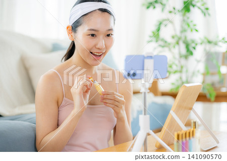 直播賣化妝品的女人 141090570