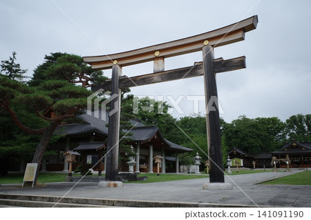 從高大的鳥居門望去,可以看到神社辦公室。 從高大的鳥居門望去,可以看到神社辦公室。 141091190
