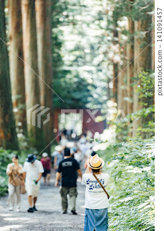 [Togakushi, Nagano City] Togakushi Shrine Inner Sanctuary: The scenery of the Zuishinmon gate and the cedar avenue, and tourists. 141091457