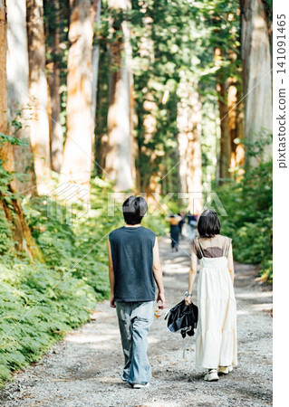 [Togakushi, Nagano City] Togakushi Shrine Inner Sanctuary: Scenery of the cedar-lined approach and tourists 141091465