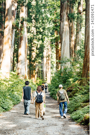 [Togakushi, Nagano City] Togakushi Shrine Inner Sanctuary: Scenery of the cedar-lined approach and tourists 141091471
