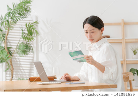 一個女人跌倒看著存摺 141091659