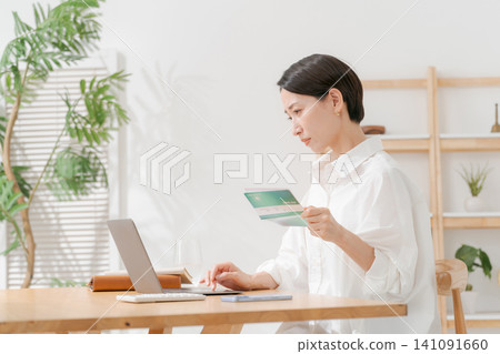 一個女人跌倒看著存摺 141091660
