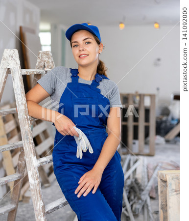 Portrait of young woman builder Portrait of young woman builder 141092000