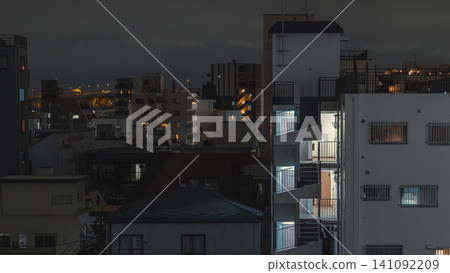 王子市北區:公寓大樓與城市夜景 王子市北區:公寓大樓與城市夜景 141092209