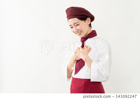 一位身穿麵包師制服的女子 141092247